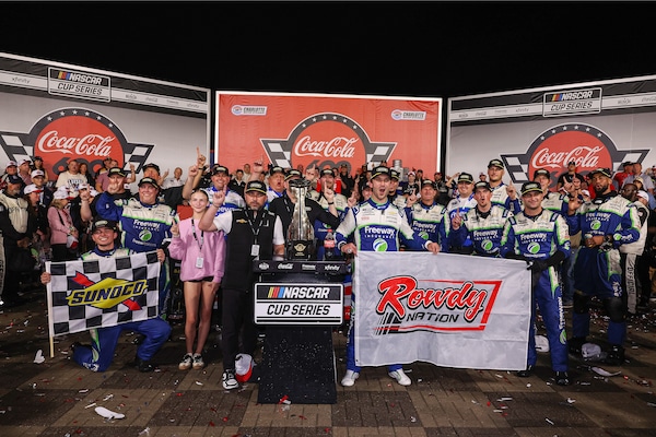 NASCAR: Suarez centra la vittoria nella Coca Cola 600
