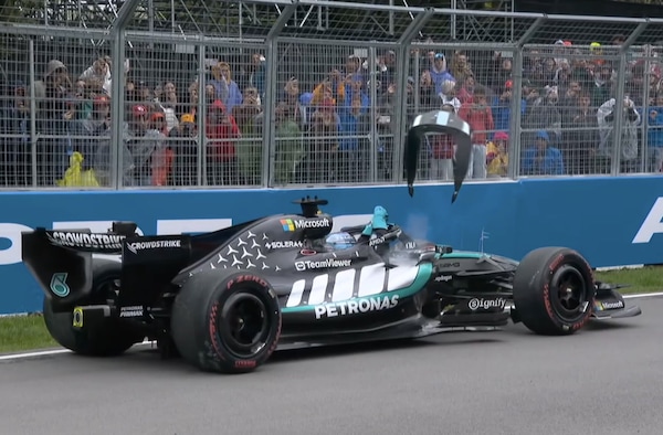 Russell lancia il poggiatesta della sua Mercedes, la Red Bull replica con un tweet