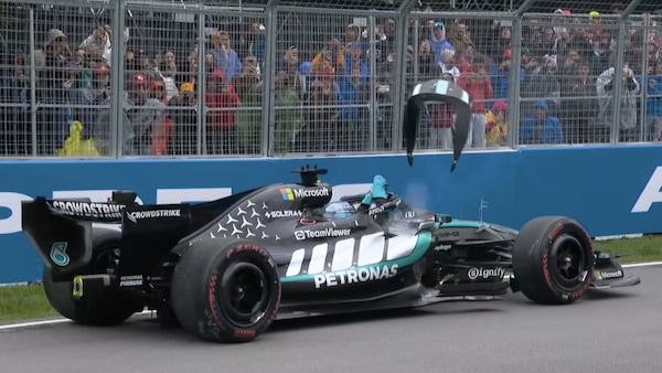 Russell lancia il poggiatesta della sua Mercedes, la Red Bull replica con un tweet