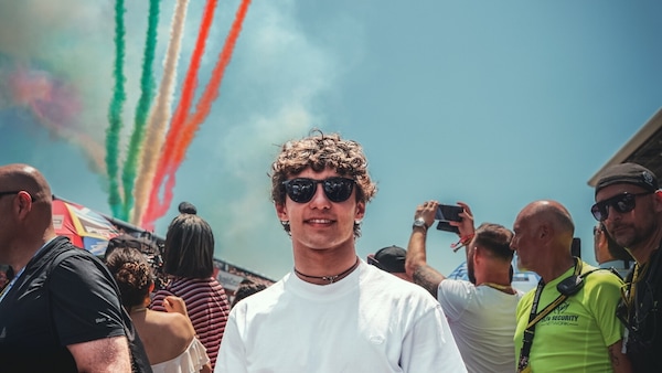 Antonelli al Mugello, il leader della F1 sventola la bandiera a scacchi
