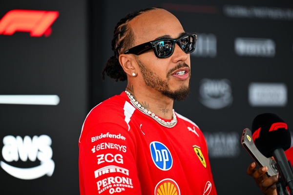 Hamilton stupisce il paddock di Montecarlo alla guida di una Ducati V4 S 100