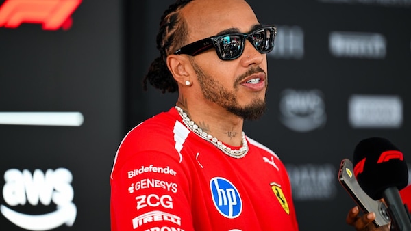Hamilton stupisce il paddock di Montecarlo alla guida di una Ducati V4 S 100