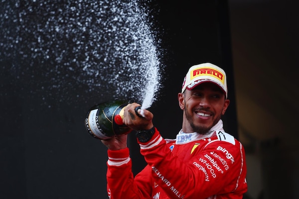Leclerc bruciato da Hamilton, ecco il rischio che sta correndo Charles in Ferrari
