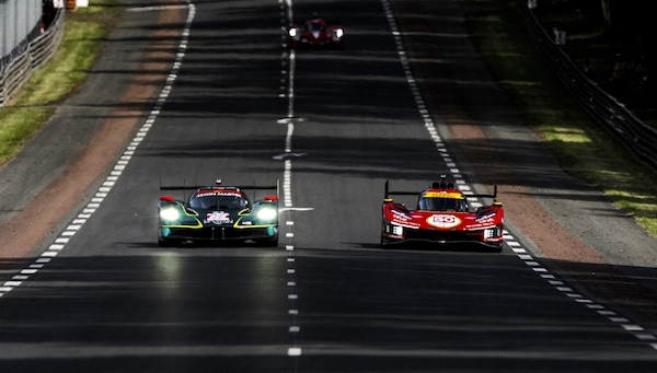 24 Ore Le Mans: Aston Martin vola nei test, 14 auto in 1"