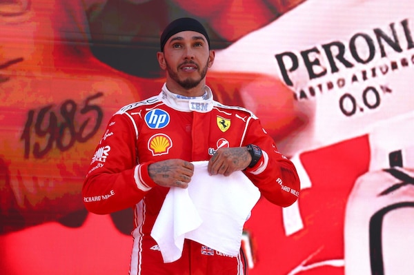 Hamilton sale sul gradino più alto a Barcellona per la prima volta in Rosso