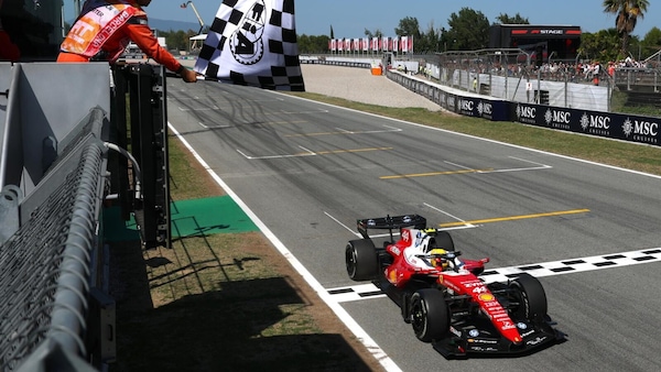 Lewis Hamilton vince la sua prima gara in Ferrari!