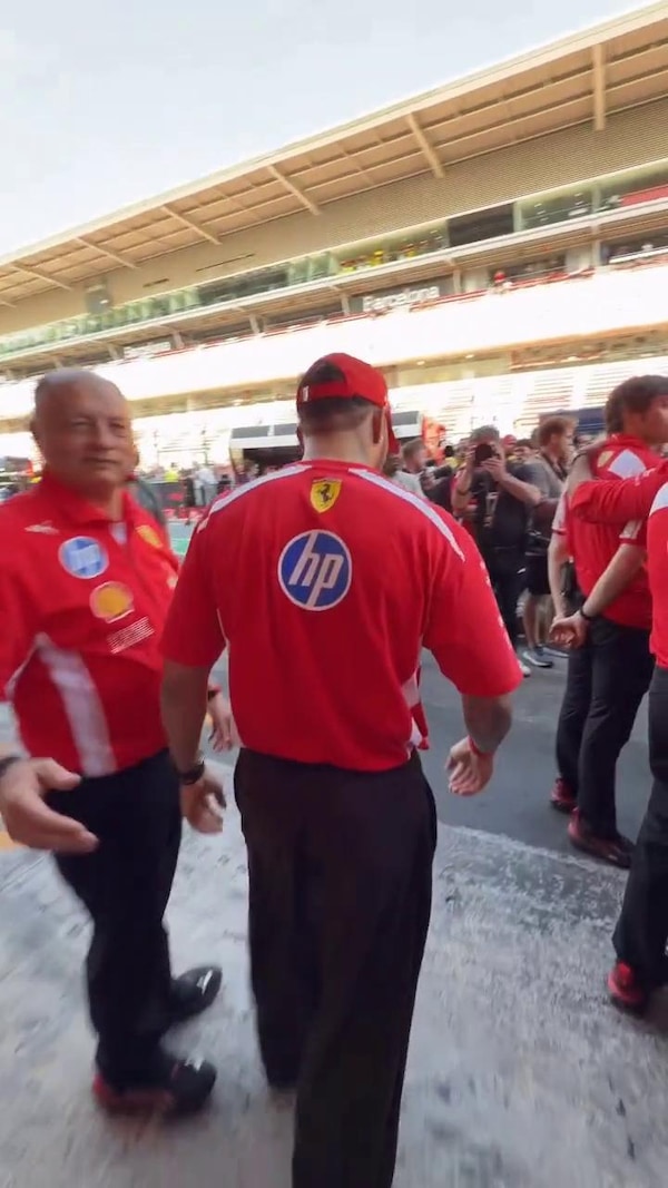 Hamilton vince a Barcellona: la festa Ferrari e le congratulazioni di Charles