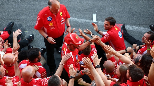 Il ritorno di Hammer Time: finalmente Lewis è a casa in Ferrari