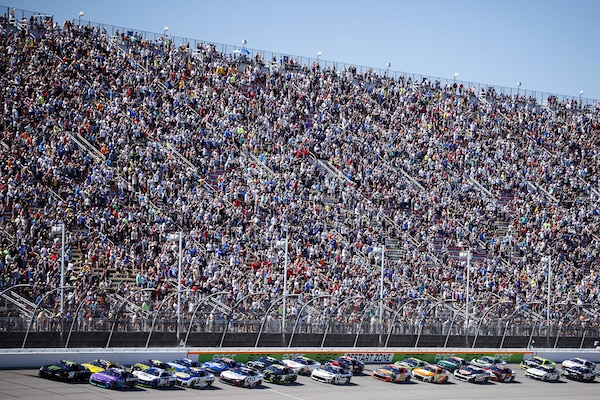 NASCAR: terza di fila per Hamlin a Pocono