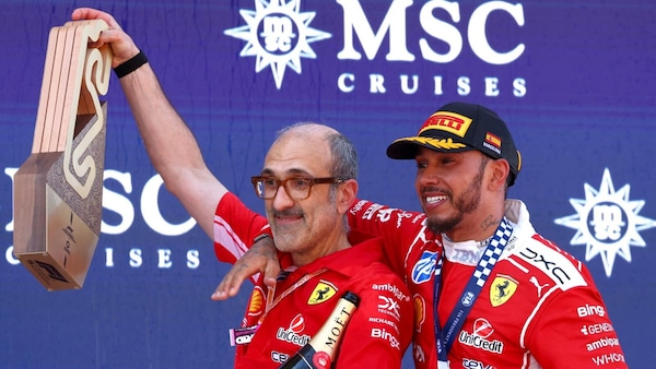 Da Räikkönen a Hamilton: chi è Carlo Santi, il “Bono” italiano della Ferrari