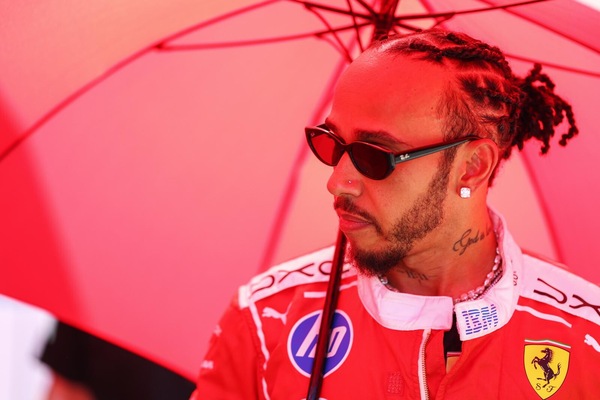Hamilton dribbla i pensieri di titolo: occhi puntati su Mercedes