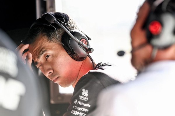 Spavento per Hirakawa, rientra in pit lane e investe un meccanico della Haas