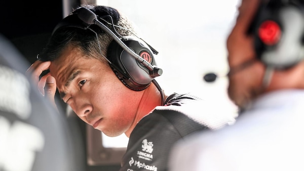 Spavento per Hirakawa, rientra in pit lane e investe un meccanico della Haas