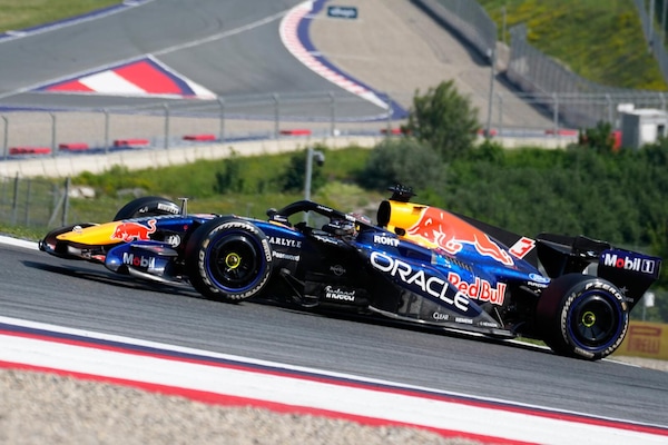 Red Bull, da 1" di ritardo a giocarsi la vittoria: la soddisfazione di Verstappen e Mekies