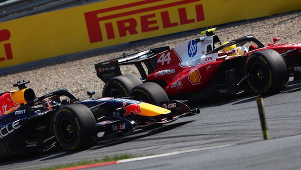 Hamilton, bella lotta con Verstappen e a Max dà consigli per i sorpassi