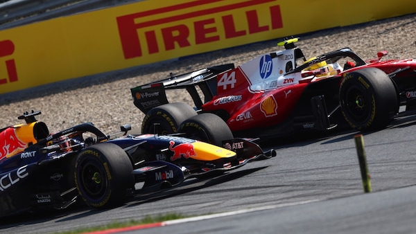 Hamilton, bella lotta con Verstappen e a Max dà consigli per i sorpassi
