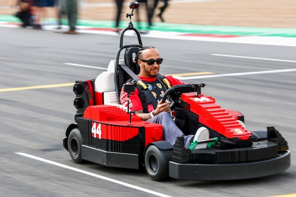 F1 Silverstone, i piloti scendono in pista con le monoposto Lego