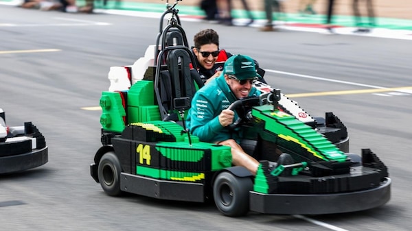 Alonso mostra i muscoli sul kart di LEGO e chiarisce, in parte, il suo futuro
