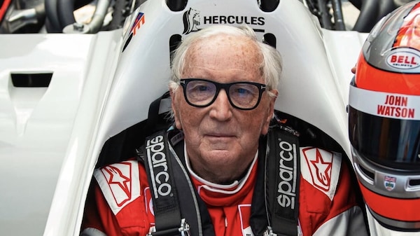 John Watson torna al volante della McLaren MP4/1, la storia si fa a Silverstone