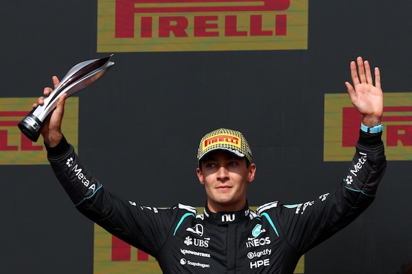 Mercedes trasforma un sogno in realtà: la sorpresa ai box per una fan di Russell