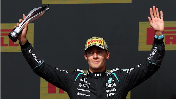 Mercedes trasforma un sogno in realtà: la sorpresa ai box per una fan di Russell