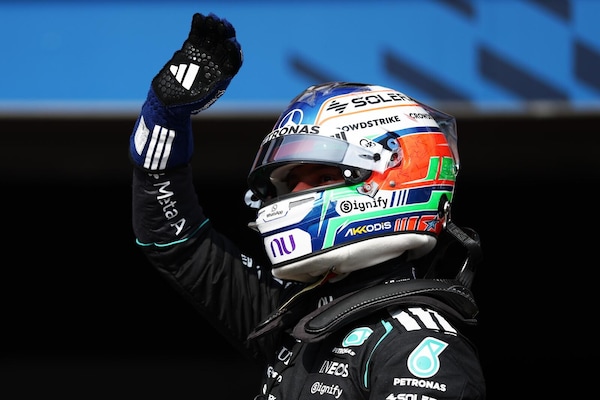 Spa, Barry Baltus consegna il ruotino Pirelli ad Antonelli