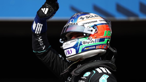Spa, Barry Baltus consegna il ruotino Pirelli ad Antonelli