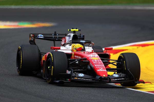Hamilton e il meccanico investito ai box, arriva una multa per la Ferrari
