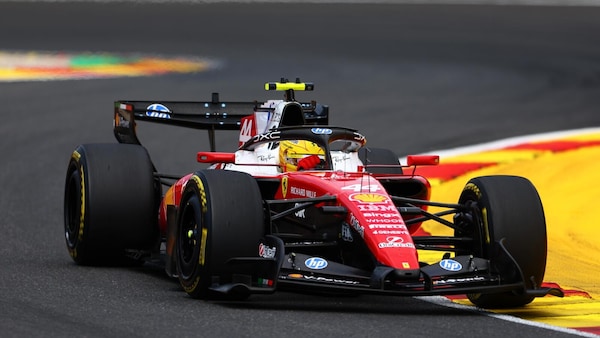 Hamilton e il meccanico investito ai box, arriva una multa per la Ferrari