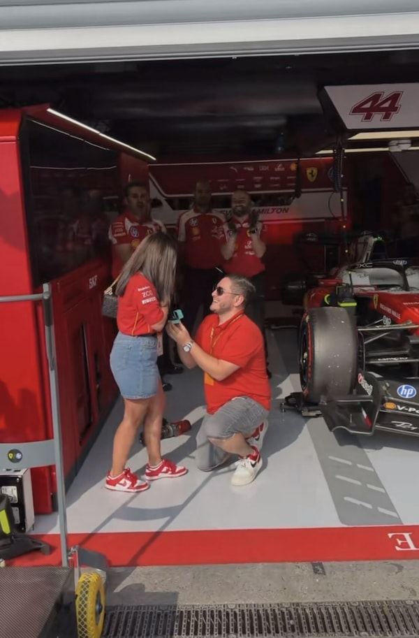 Proposta di matrimonio nel box di Hamilton: la sorpresa emoziona il paddock di Spa