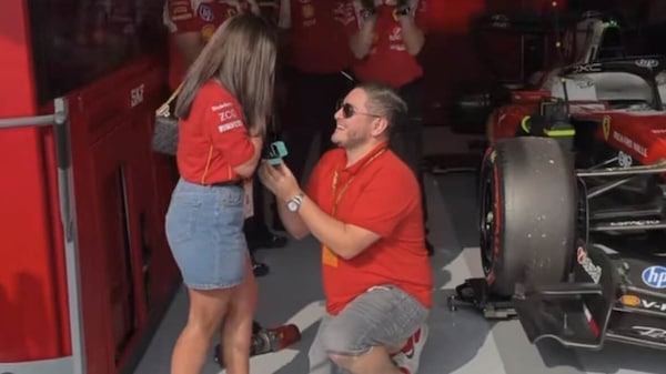 Proposta di matrimonio nel box di Hamilton: la sorpresa emoziona il paddock di Spa