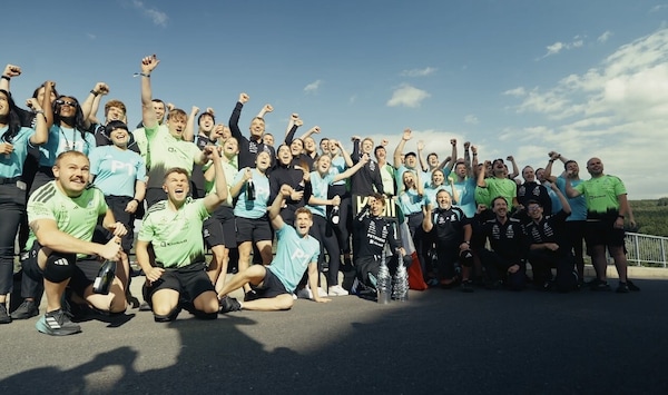 Dalla bandiera a scacchi al podio: la festa di Kimi Antonelli a Spa