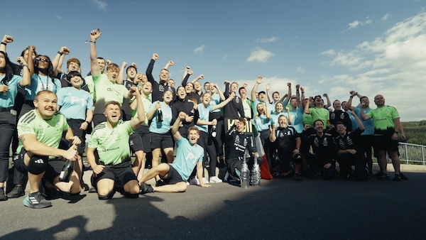 Dalla bandiera a scacchi al podio: la festa di Kimi Antonelli a Spa