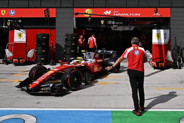 Hamilton, arriva la penalità per impeding su Piastri: come partirà Lewis