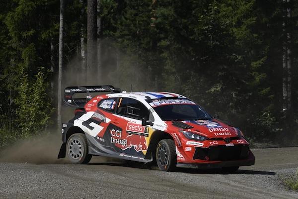 Ogier scherza dopo l'incidente: botta e risposta social con la moglie