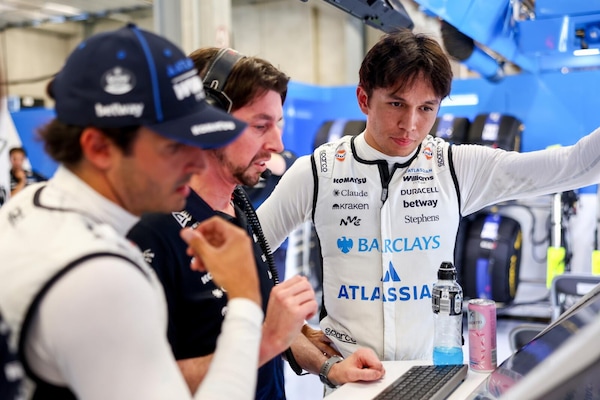 Williams annuncia il rinnovo di Albon per il 2027, ancora attesa per Sainz