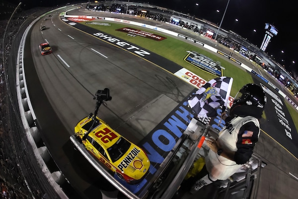NASCAR: Logano vince la battaglia con Briscoe