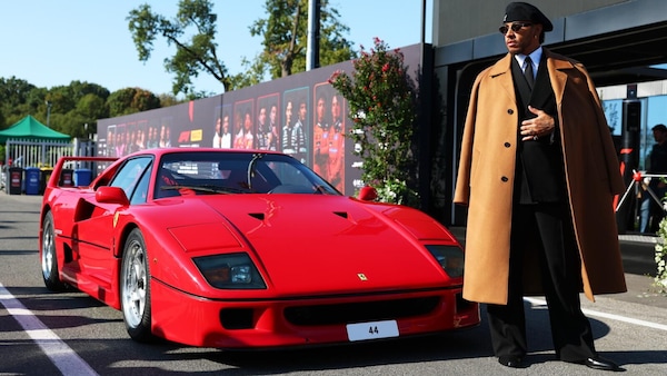 Monza, è subito Hamilton-show con la Ferrari F40 e mamma Carmen
