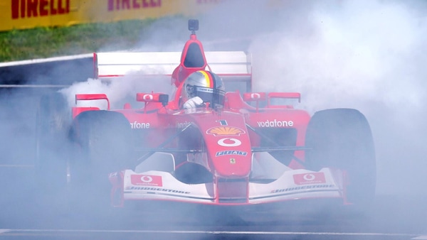 Vettel dà spettacolo a Monza con la Ferrari di Schumacher