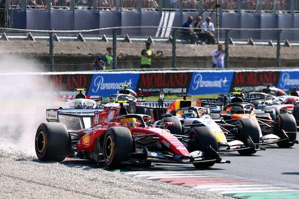 Hamilton sbotta: "In Mercedes c'erano regole scritte"