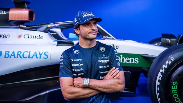 GP Spagna, Sainz torna alle origini con il casco dei tempi del kart