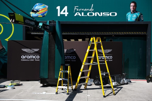 Alonso, casco total black per il debutto a Madrid