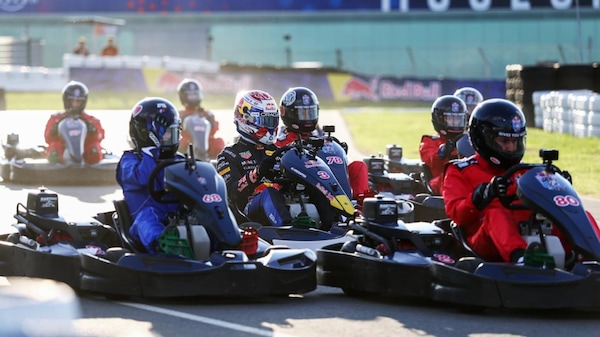 Max vs 100: l’impresa del campione olandese