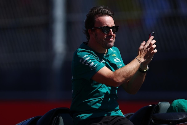 Alonso si diverte su una Bugatti Veyron Grand Sport da 5 milioni di dollari