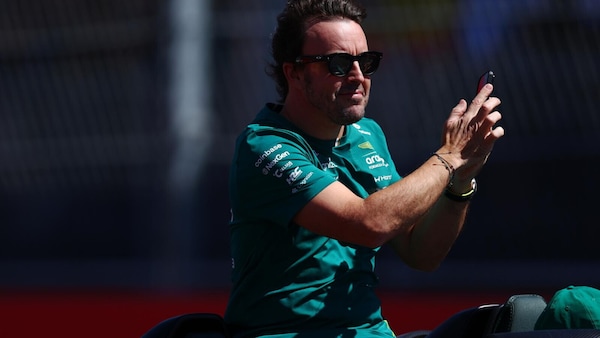 Alonso si diverte su una Bugatti Veyron Grand Sport da 5 milioni di dollari