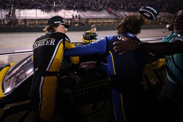 A Bristol scene da saloon, Blaney-Hocevar sul "ring" della Nascar