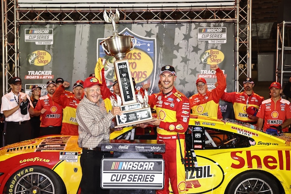 NASCAR: Logano tra crash e cazzotti a Bristol