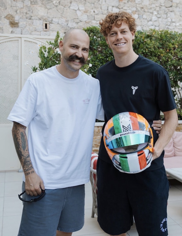Il casco da Formula 1 per Jannik Sinner: un regalo speciale tra tennis e motori