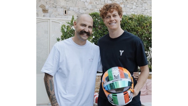 Il casco da Formula 1 per Jannik Sinner: un regalo speciale tra tennis e motori