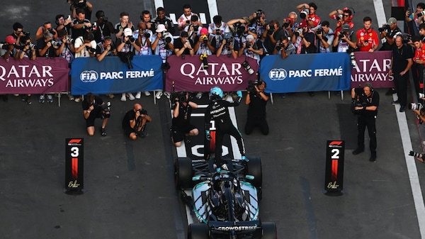Russell vola in pole a Baku: Leclerc 2°, Antonelli subito K.O.